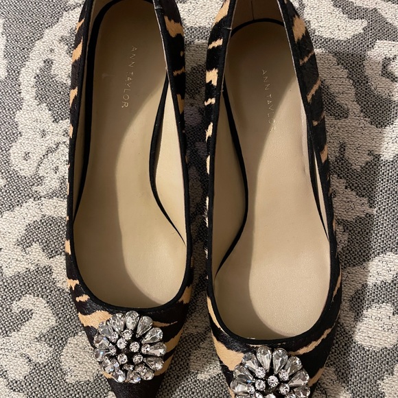 ANN TAYLOR DYED CALF HAIR FUR PUMPS WITH BROOCH RHINESTONES - Picture 2 of 10